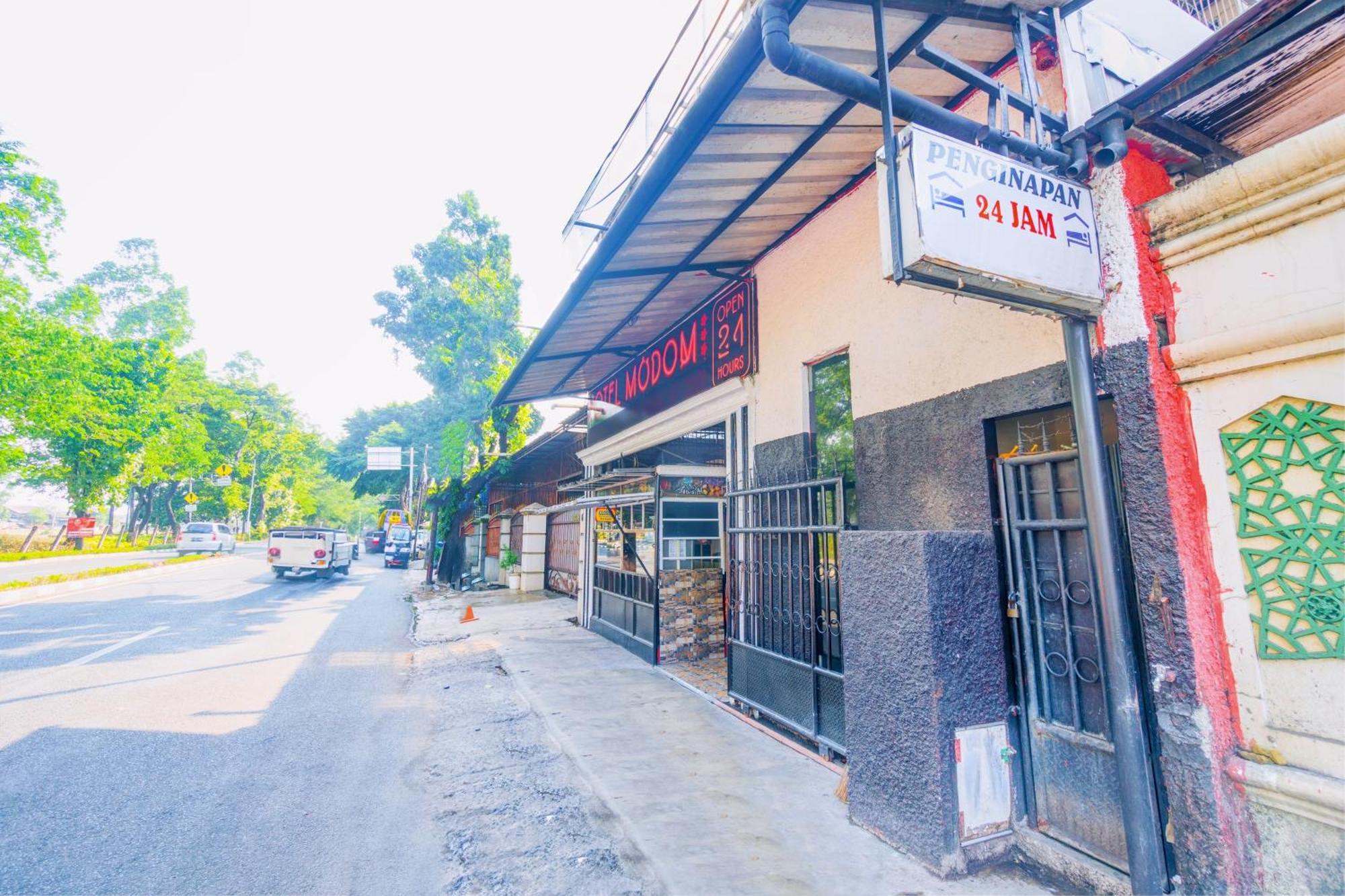 Oyo 93132 Modom Homestay Near Rs Islam Jakarta Pondok Kopi Ngoại thất bức ảnh