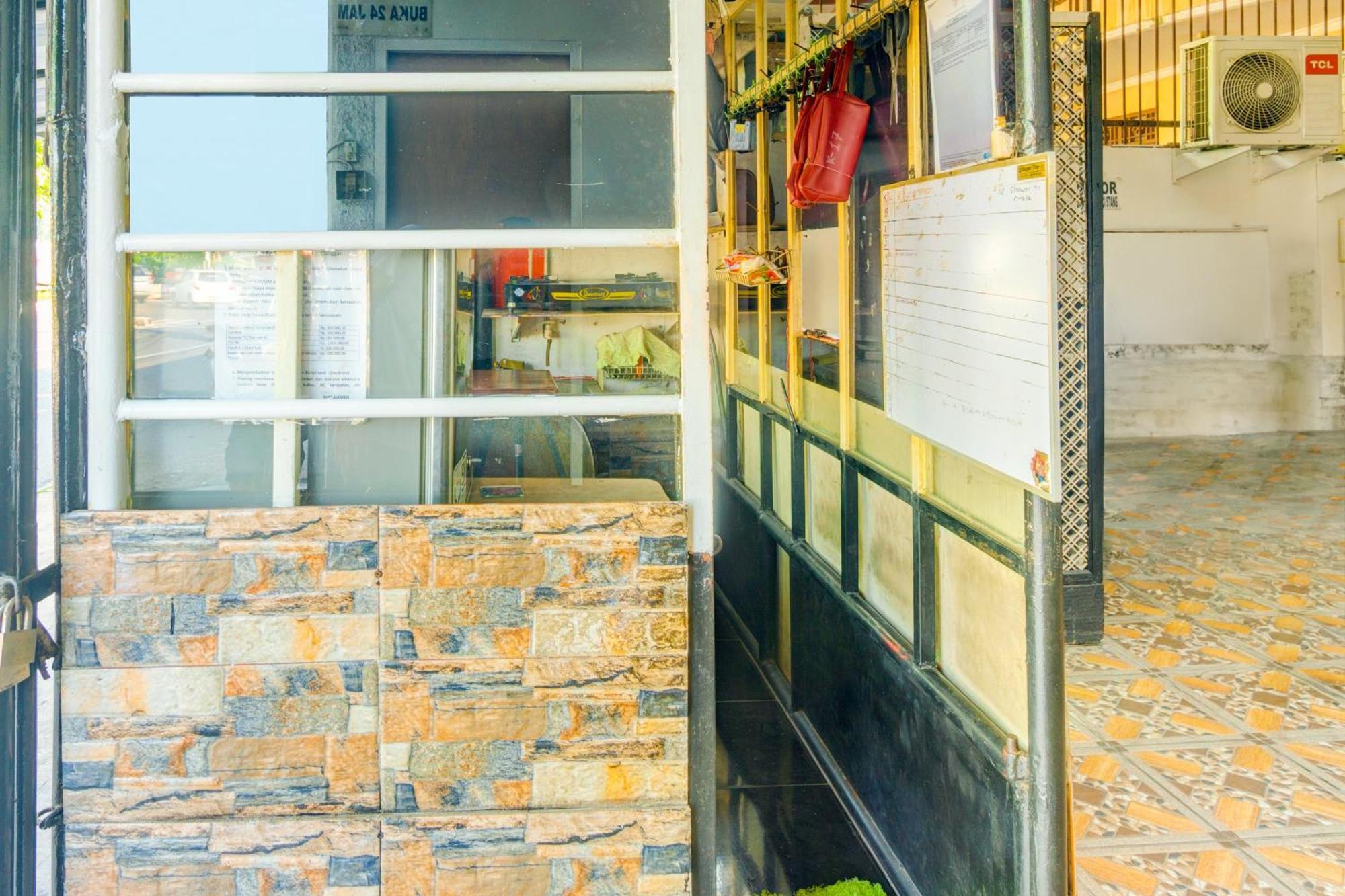 Oyo 93132 Modom Homestay Near Rs Islam Jakarta Pondok Kopi Ngoại thất bức ảnh